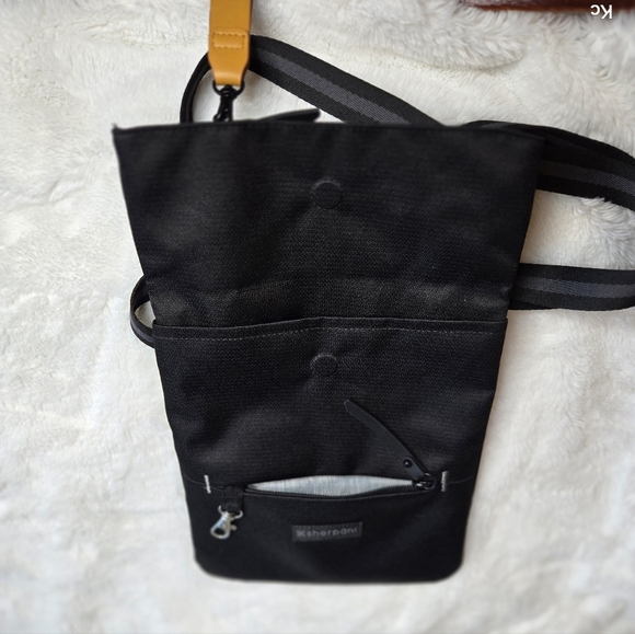 Sherpani Crossbody - Picture 8 of 10